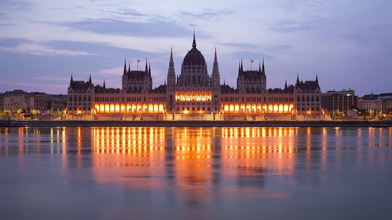 El Parlamento de Budapest sobre el Danubio al atardecer
