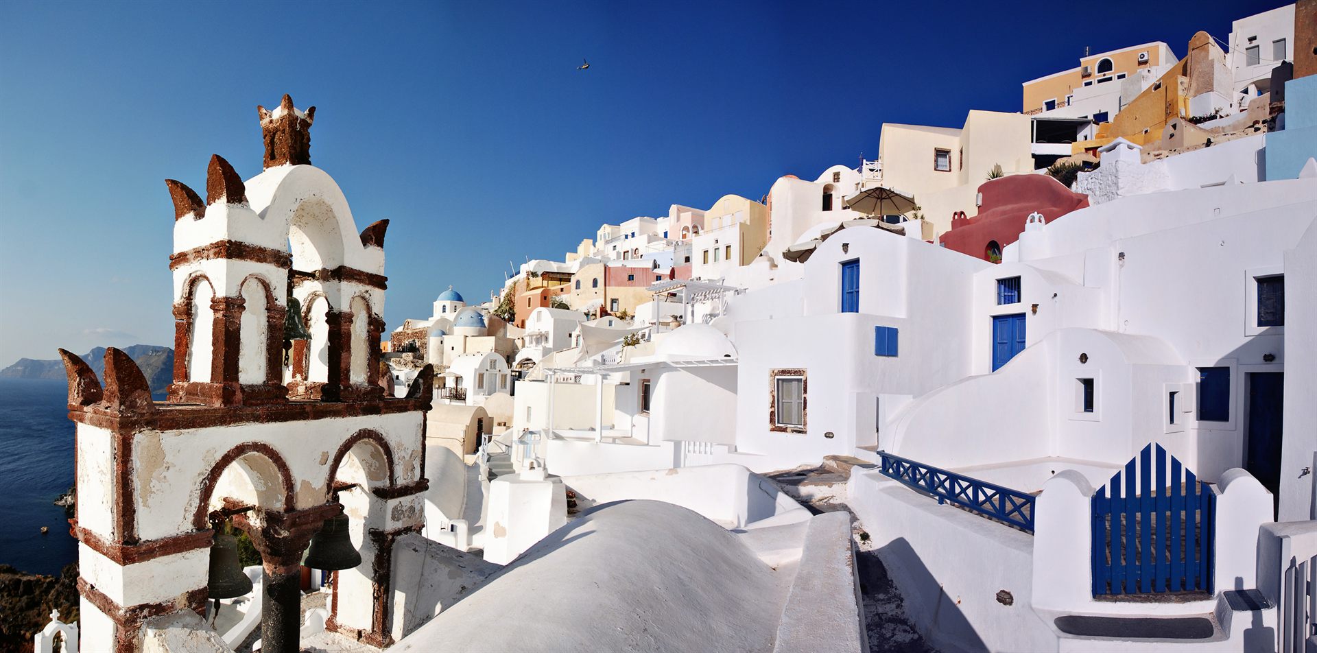 Santorini al atardecer sobre el Egeo