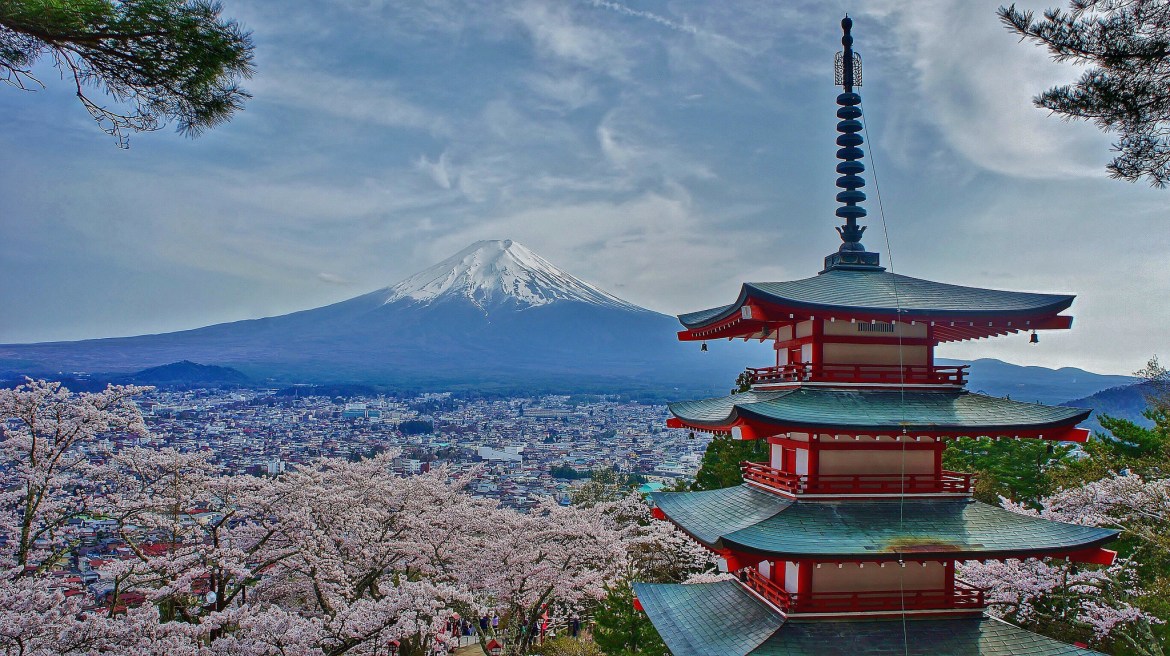 Pagoda de Chureito con el Monte Fuji y cerezos