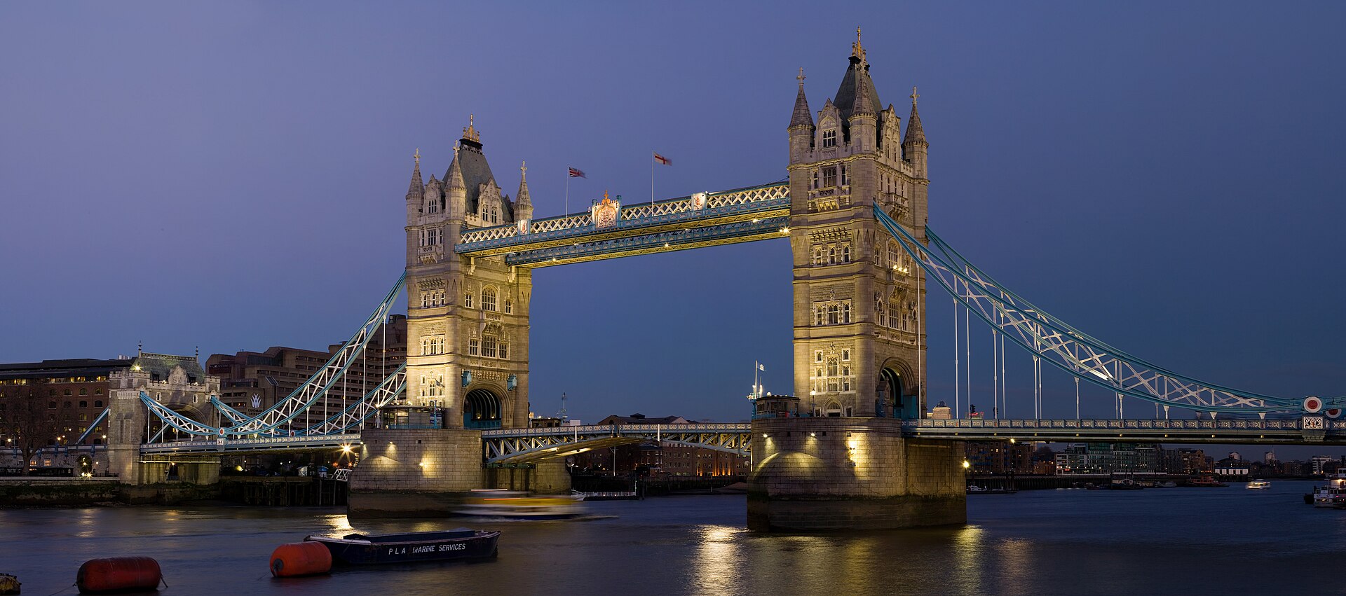Tower Bridge de Londres al anochecer