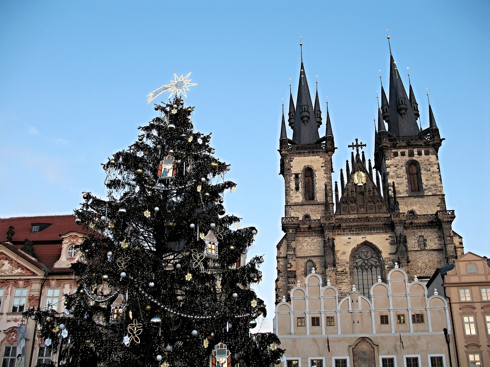 Árbol de Navidad frente a la iglesia de Týn, Praga