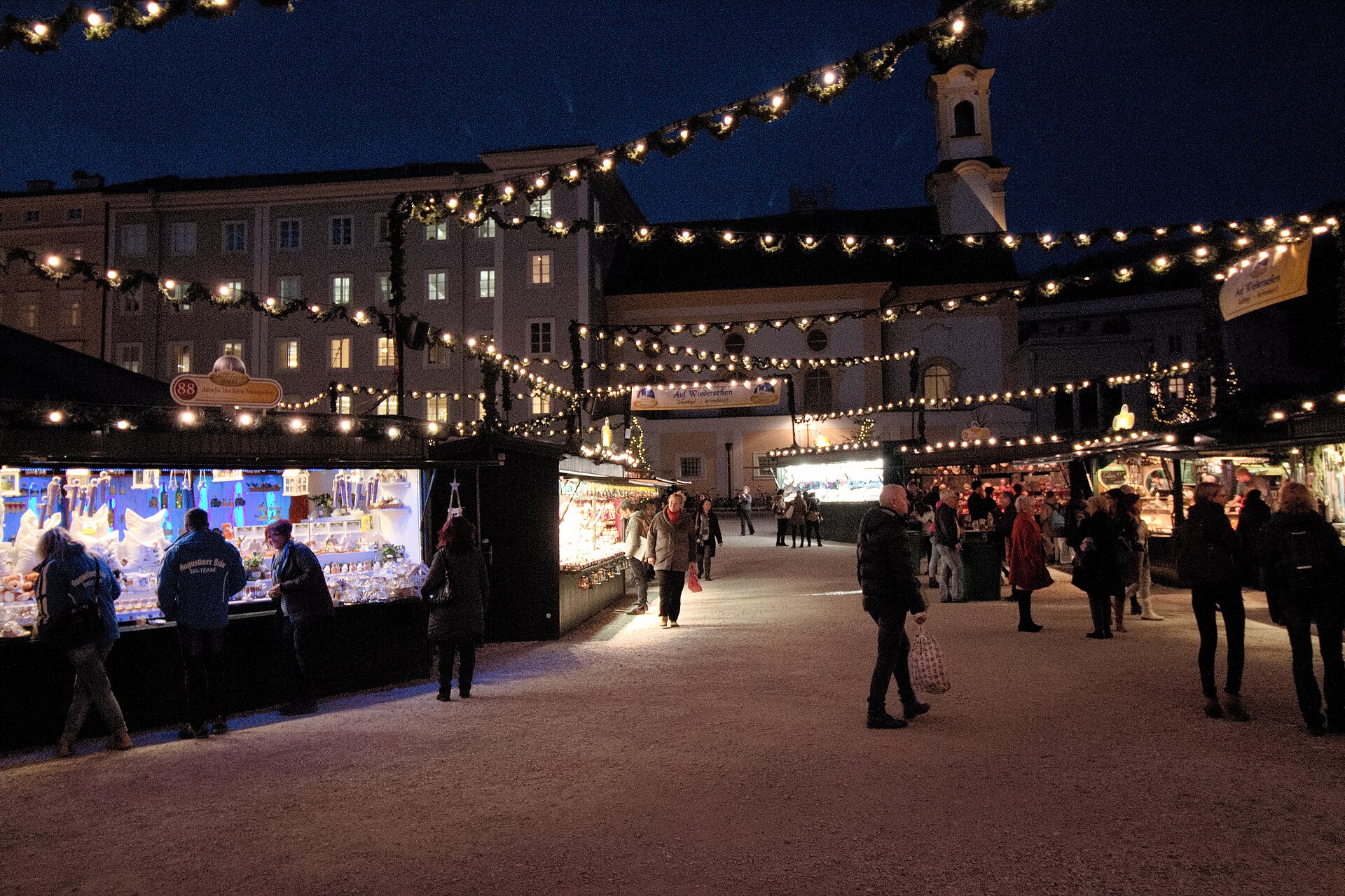 Mercadillo de Navidad de Salzburgo de noche