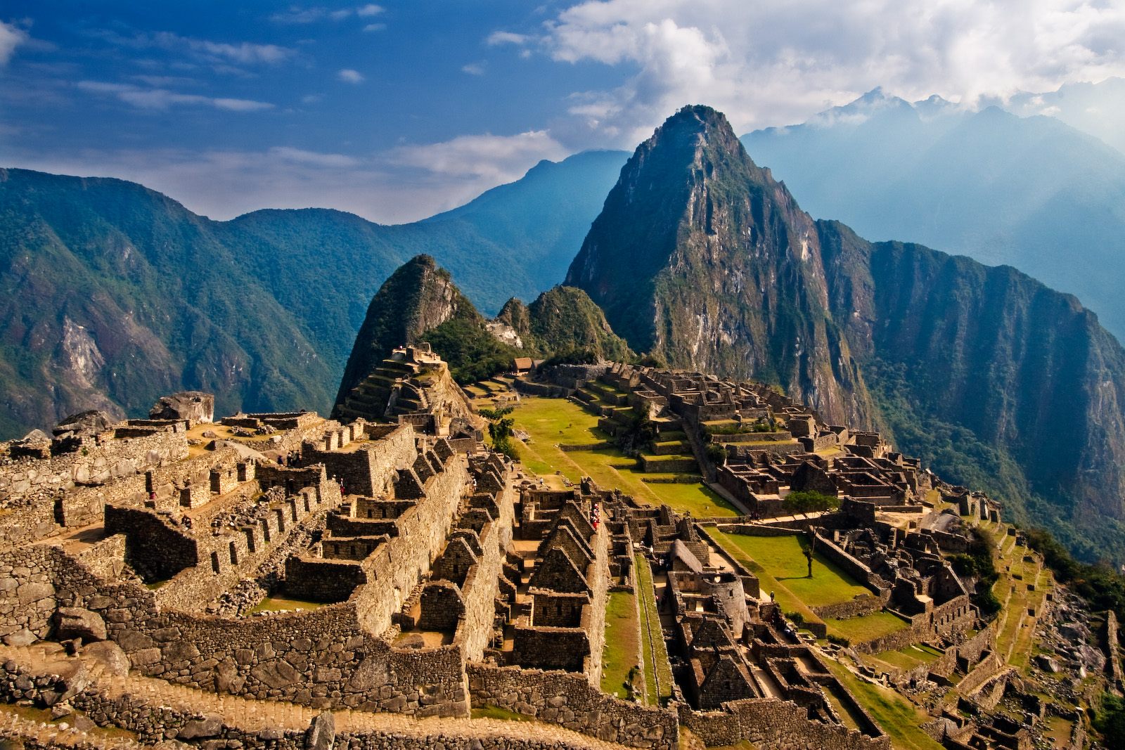 Machu Picchu entre nubes al amanecer