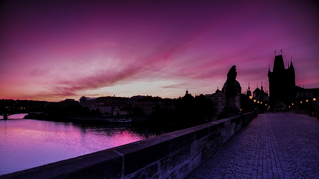 El Puente de Carlos de Praga al amanecer