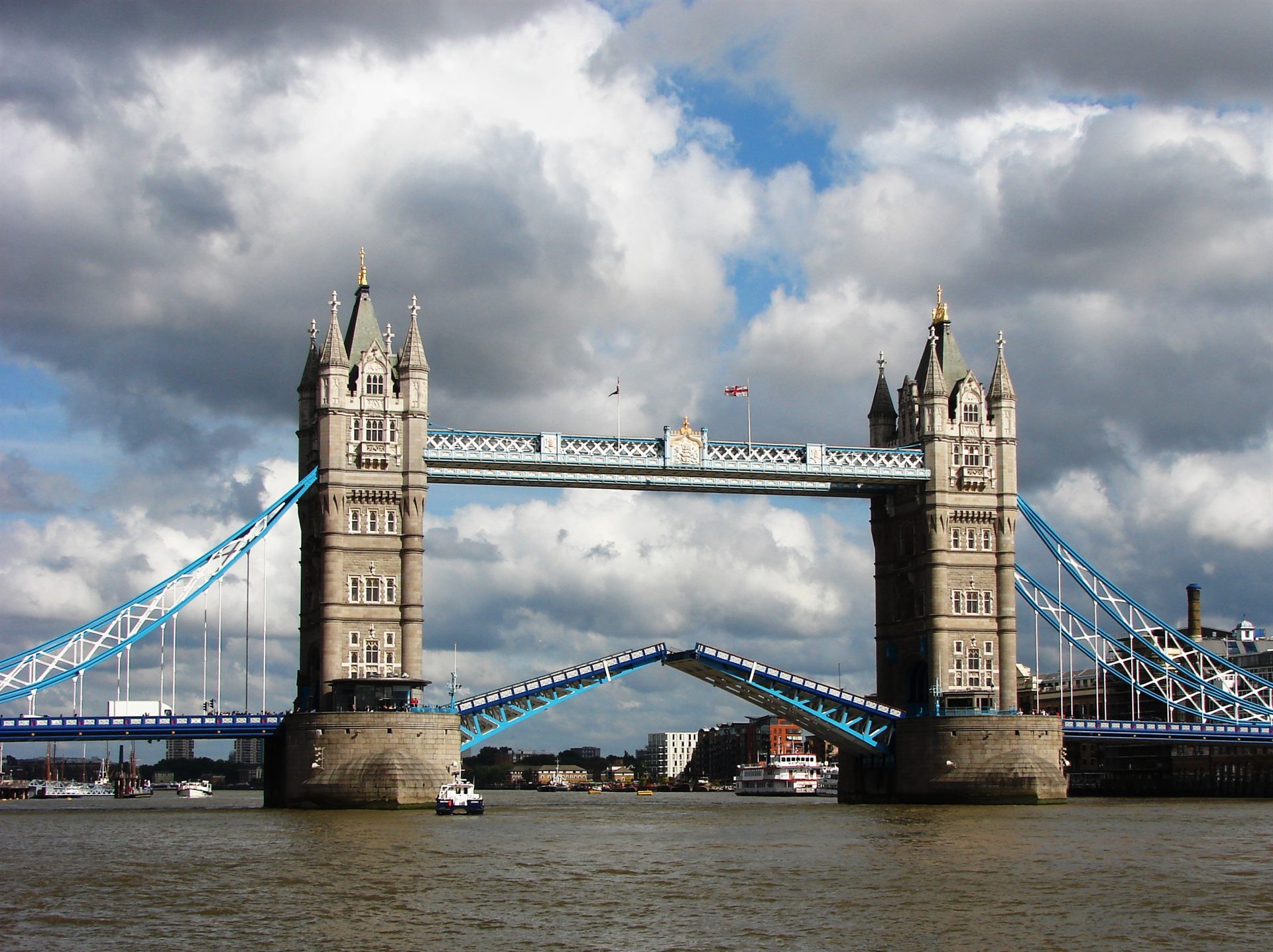 El Tower Bridge de Londres sobre el Támesis